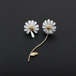 Mismatched Daisy Flower stud earrings